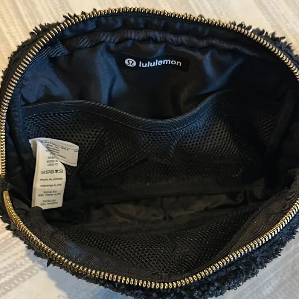 Lululemon Everywhere Fleece Belt Black & Silver Bag 1L
